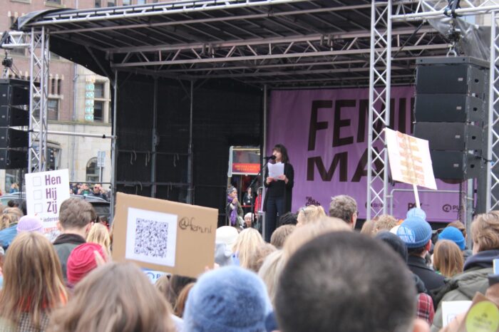 sekswerker op podium bij feminist march 2023