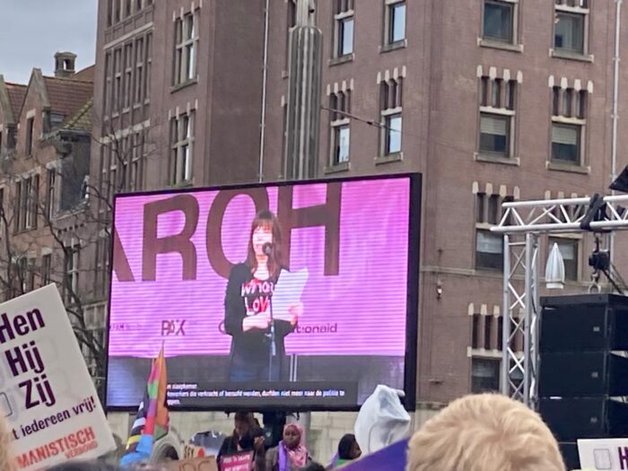sekswerker op groot scherm op de Dam in Amsterdam tijdens feminist march 2023